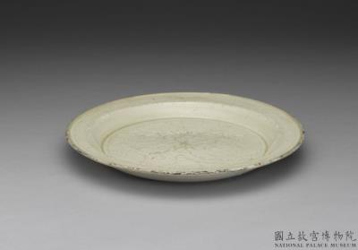 图片[2]-Dish with incised peony decoration in white glaze, Ding ware, Song dynasty (960-1279)-China Archive